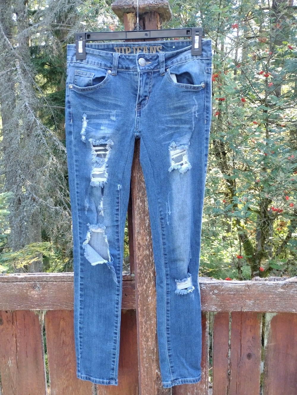 VIP Jeans,Size1/2,Distressed Blue Women’s Skinny Jeans
